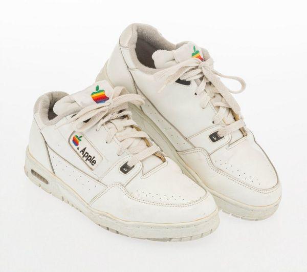 Apple Sneaker verteigert