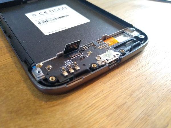 Motorola E3 Ladebuchse wechseln 3