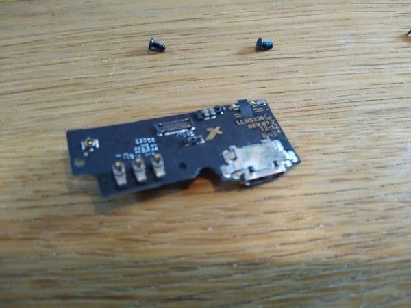 Motorola E3 Ladebuchse wechseln 4